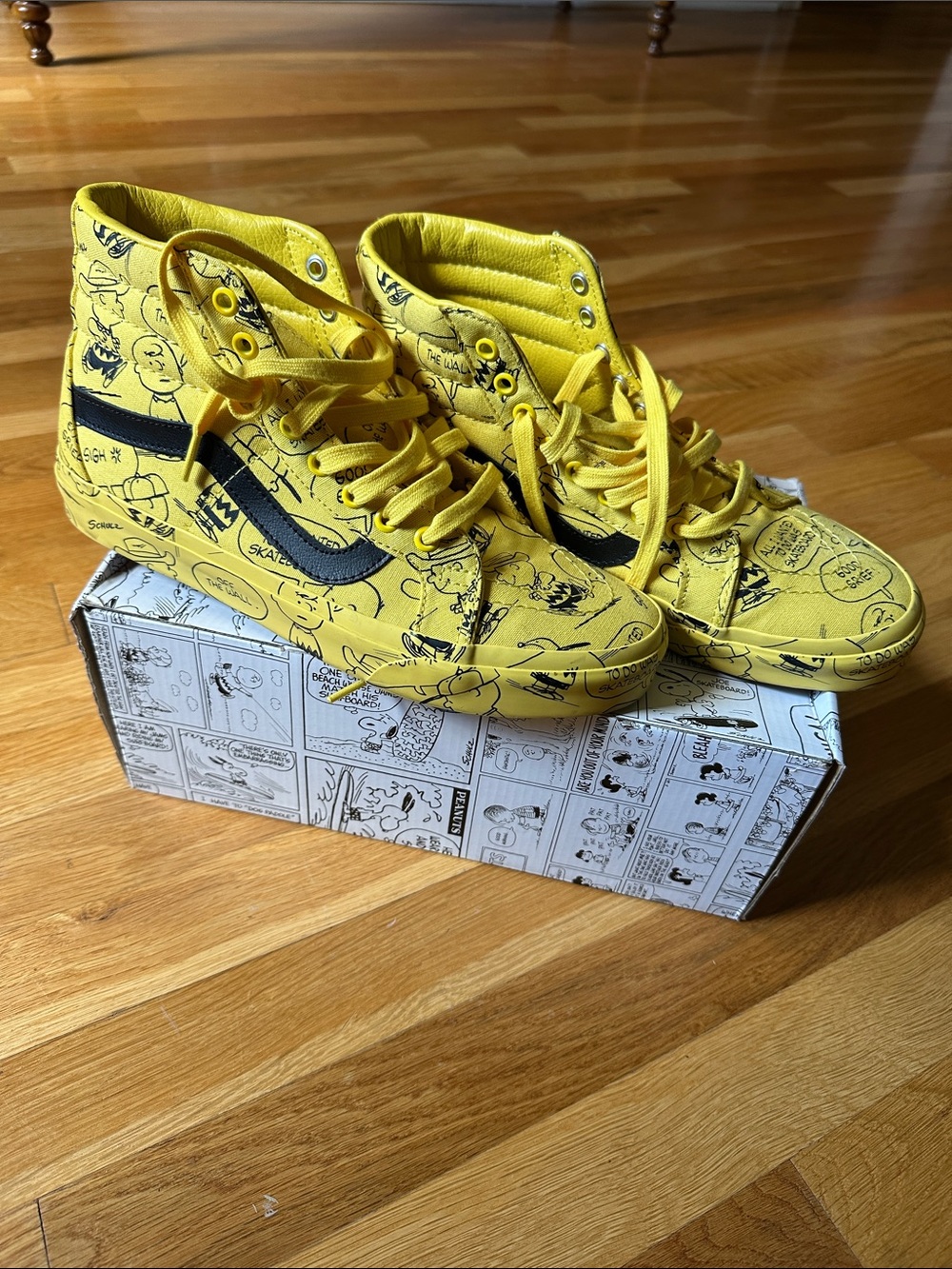 “Peanuts” Print Vans High-Top Sneakers (8.5 M)